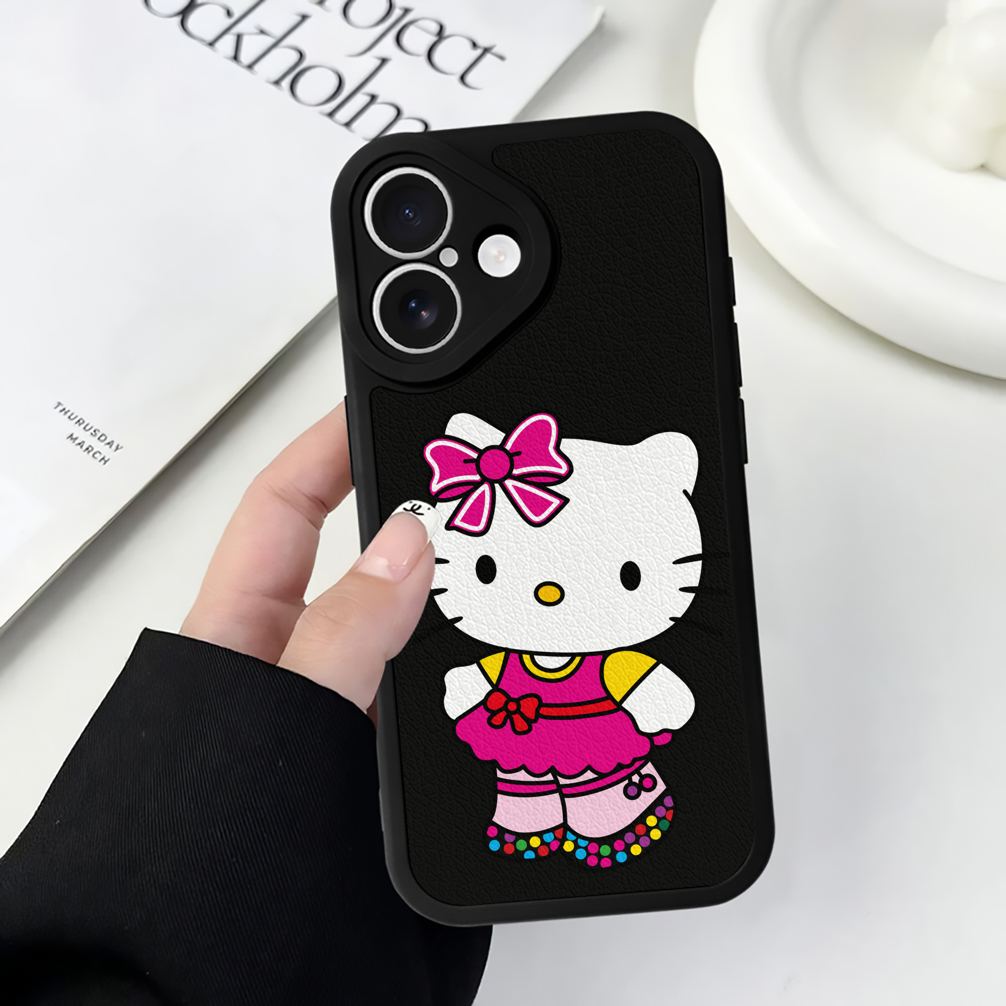 （画像用） Hello Kitty ハローキティ 【iPhone 16シリーズ対応】シリコンスマホケース（レザー調） 材質：シリコン